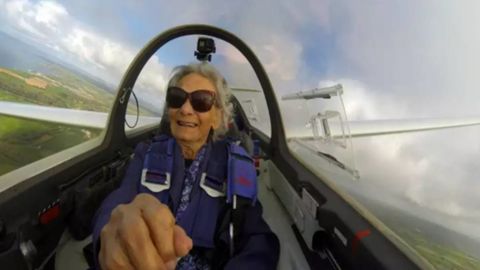 Sie hatte sichtlich Spaß: Kate Orchard, 99, im Cockpit des Gleitfliegers