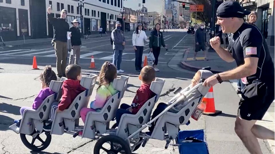 Weltrekord: Vater läuft Marathon mit Fünflingen im Wagen