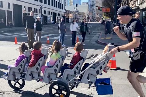 Weltrekord: Vater läuft Marathon mit Fünflingen im Wagen