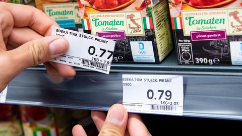 Supermarkt: Ein Preisschild wird ausgetauscht