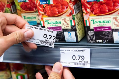 Supermarkt: Ein Preisschild wird ausgetauscht