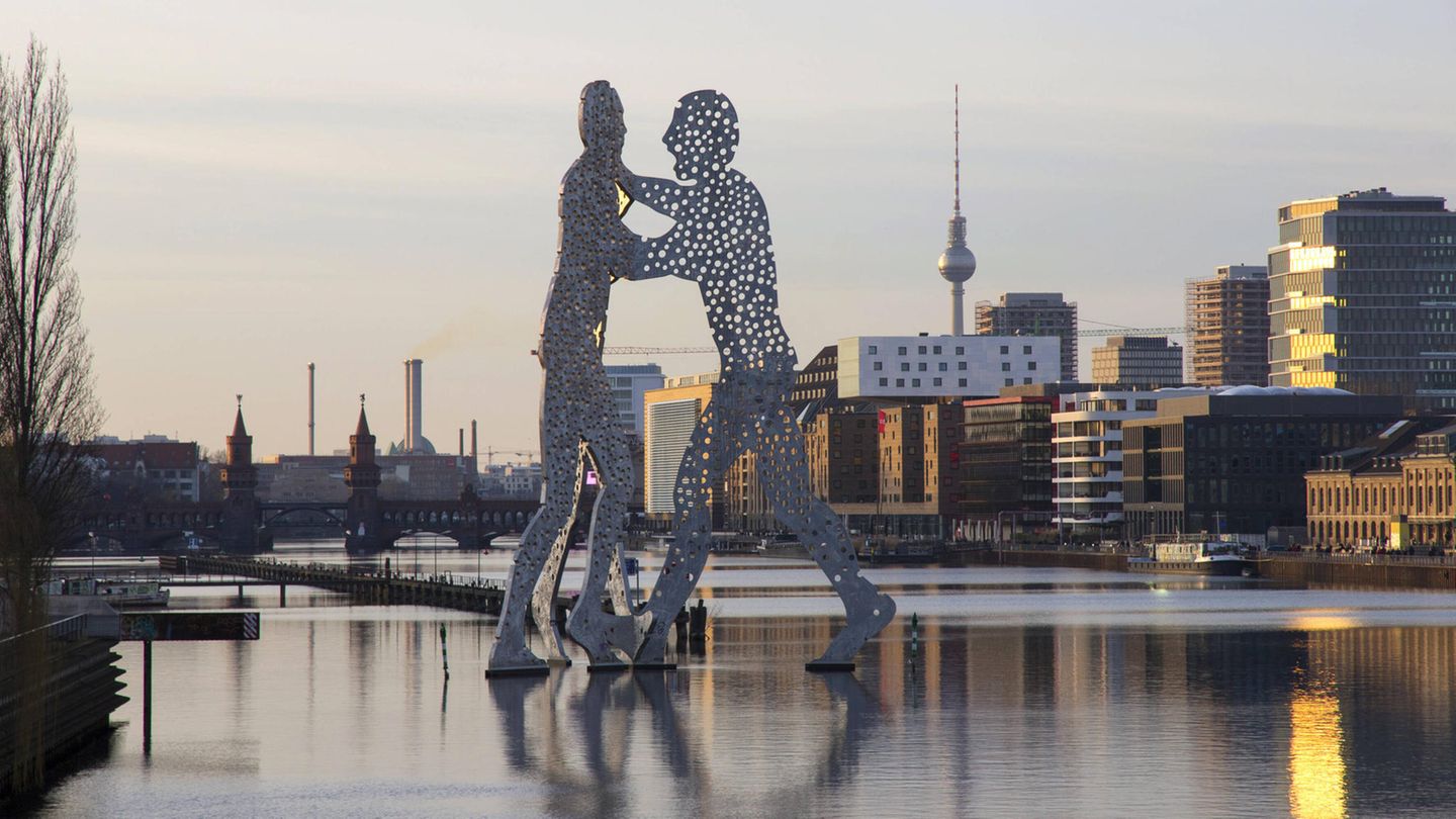 Molecule Man Bildhauers Jonathan Borofsky am Osthafen in Berlin