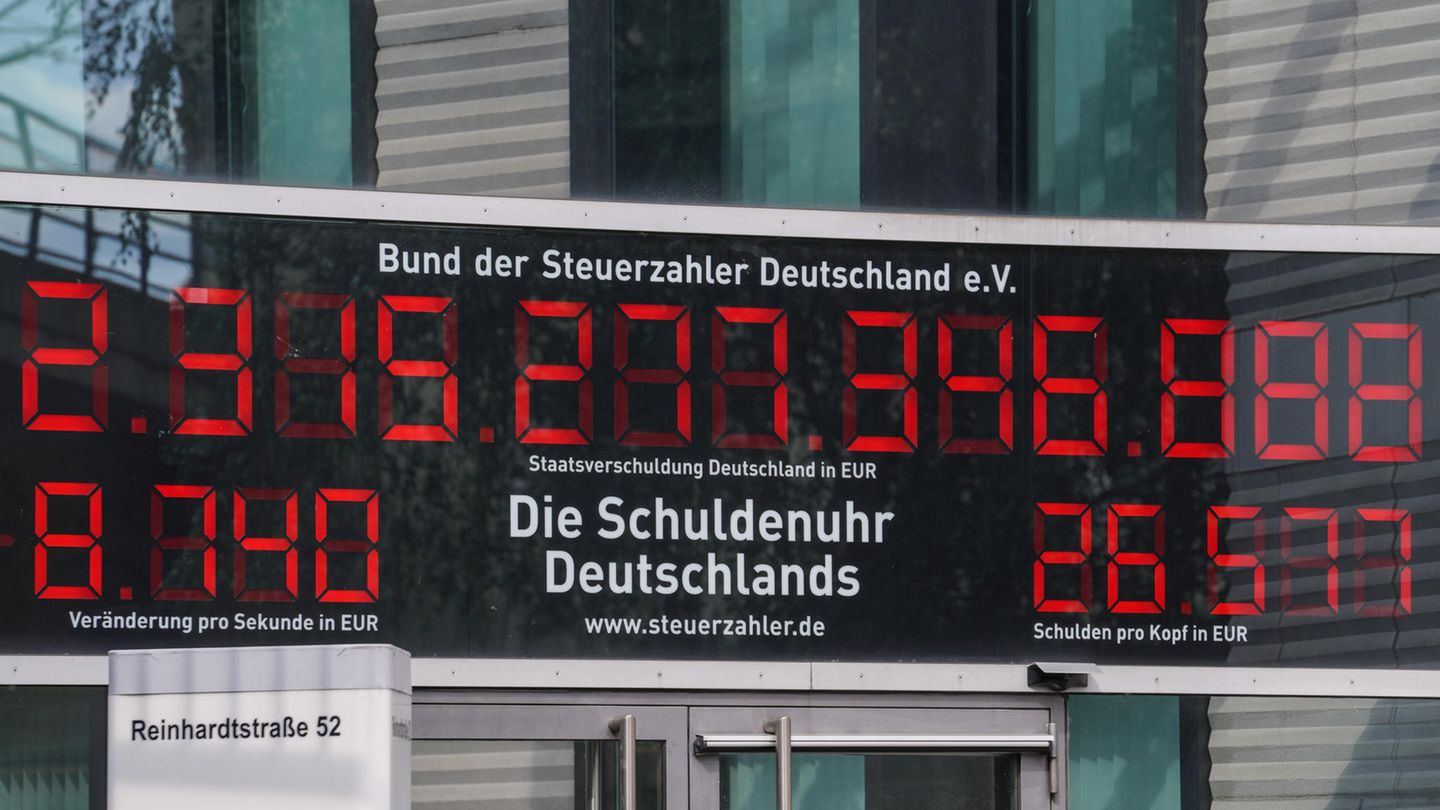 The federal government is planning almost 40 billion euros in additional debt for 2022