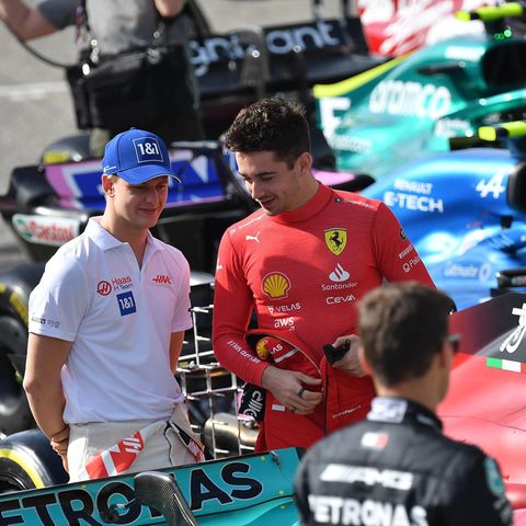 Die Fahrer Mick Schumacher und Charles Leclerc nach einem Rennen