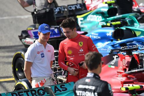 Die Fahrer Mick Schumacher und Charles Leclerc nach einem Rennen