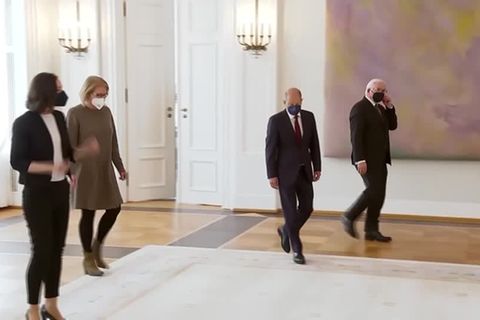 Video: Spiegel als Ministerin entlassen - Paus übernimmt