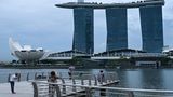 Singapur, Singapur. Immer wieder beeindruckend und ein beliebtes Fotomotiv für Touristen: die Skyline des Luxushotels Marina Bay Sands Hotel. Der Pazifikstaat hatte sich in der Corona-Pandemie lange abgeschottet, inzwischen wurde die Einreise aber wieder erleichtert und der Großteil der Covid-19-Beschränkungen aufgehoben.