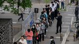 Peking, China. In der Hauptstadt sind die Corona-Massentests auf beinahe alle 21 Millionen Einwohner ausgeweitet worden. Überall kommt es zu langen Schlangen vor den Teststationen, da die Menschen einen wochenlangen Lockdown wie in der Wirtschaftsmetropole Shanghai fürchten.
