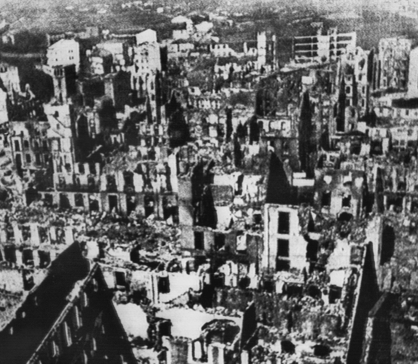 Bilder der Weltgeschichte: 26. April 1937: Beginn des modernen Luftkrieges – die deutsche "Legion Condor" zerstört Guernica Nur noch Ruinen sind übrig: Heute vor 85 Jahren hat die "Legion Condor" der deutschen Luftwaffe im spanischen Bürgerkrieg die Stadt Guernica in Schutt und Asche gelegt. Es ist ein friedlicher Montagnachmittag als gegen 16.30 Uhr Luftalarm in der baskischen Kleinstadt im Norden Spaniens ausgelöst wird. Mehr als 40 Kampfflugzeuge sind im Anflug. "Und dann begann schon die Bombardierung", erinnert sich der Überlebende Luis Iriondo. "Ich hörte die Geräusche der Flugzeuge, spürte die heißen Windstöße der Explosionen." Tiefflieger schießen mit Maschinengewehren auf die Fliehenden. "In einer Höhe von etwa 30 Meter flogen die beiden Maschinen hin und her wie fliegende Schäferhunde, die eine Menschenherde zum Schlachten zusammentreiben", berichtet der Augenzeuge Juan Guezureya. Mehr als drei Stunden lang fliegt die von den Nationalsozialisten neu aufgebaute Luftstreitkraft unterstützt von italienischen Verbänden mehrere Angriffswellen. Erst gegen 19.45 Uhr verschwindet das letzte Flugzeug. Zurück bleibt ein nahezu völlig zerstörter Ort. Wie viele Menschen bei dem Bombardement ums Leben kamen, weiß niemand genau. Die baskischen Behörden gaben damals etwa 1700 Opfer an. Doch Historiker gehen mittlerweile von einer Größenordnung zwischen 150 und 300 Toten aus. "Guernica, Stadt von 5.000 Einwohnern, buchstäblich dem Erdboden gleichgemacht", schwärmt der Stabschef der "Legion Condor", Wolfram von Richthofen, in seinem Tagebuch. "Bombenlöcher auf Straßen noch zu sehen. Einfach toll." Primär wollten die Nazis mit ihrem Eingreifen in den Bürgerkrieg den Militärputsch von General Francisco Franco gegen die spanische Republik unterstützen, zugleich nutzen sie es aber als Gelegenheit, die neue Waffentechnik der Luftwaffe zu erproben. Guernica gilt als das erste zivile Flächenziel, das durch einen Luftangriff völlig zerstört wurde und als Sinnbild des modernen Luftkrieges, dessen anonyme Gewalt keine Rücksicht auf das Leben von Zivilsten nimmt. Der Maler Pablo Picasso verarbeitete den Schrecken und den Tod den die deutschen und italienischen Flieger über den Ort brachten in einem seiner berühmtesten Werke: dem großformatigen Gemälde "Guernica". 26. April 1937: Beginn des modernen Luftkrieges – die deutsche "Legion Condor" zerstört Guernica Nur noch Ruinen sind übrig: Heute vor 85 Jahren hat die "Legion Condor" der deutschen Luftwaffe im spanischen Bürgerkrieg die Stadt Guernica in Schutt und Asche gelegt. Es ist ein friedlicher Montagnachmittag als gegen 16.30 Uhr Luftalarm in der baskischen Kleinstadt im Norden Spaniens ausgelöst wird. Mehr als 40 Kampfflugzeuge sind im Anflug. "Und dann begann schon die Bombardierung", erinnert sich der Überlebende Luis Iriondo. "Ich hörte die Geräusche der Flugzeuge, spürte die heißen Windstöße der Explosionen." Tiefflieger schießen mit Maschinengewehren auf die Fliehenden. "In einer Höhe von etwa 30 Meter flogen die beiden Maschinen hin und her wie fliegende Schäferhunde, die eine Menschenherde zum Schlachten zusammentreiben", berichtet der Augenzeuge Juan Guezureya. Mehr als drei Stunden lang fliegt die von den Nationalsozialisten neu aufgebaute Luftstreitkraft unterstützt von italienischen Verbänden mehrere Angriffswellen. Erst gegen 19.45 Uhr verschwindet das letzte Flugzeug. Zurück bleibt ein nahezu völlig zerstörter Ort. Wie viele Menschen bei dem Bombardement ums Leben kamen, weiß niemand genau. Die baskischen Behörden gaben damals etwa 1700 Opfer an. Doch Historiker gehen mittlerweile von einer Größenordnung zwischen 150 und 300 Toten aus. "Guernica, Stadt von 5.000 Einwohnern, buchstäblich dem Erdboden gleichgemacht", schwärmt der Stabschef der "Legion Condor", Wolfram von Richthofen, in seinem Tagebuch. "Bombenlöcher auf Straßen noch zu sehen. Einfach toll." Primär wollten die Nazis mit ihrem Eingreifen in den Bürgerkrieg den Militärputsch von General Francisco Franco gegen die spanische Republik unterstützen, zugleich nutzen sie es aber als Gelegenheit, die neue Waffentechnik der Luftwaffe zu erproben. Guernica gilt als das erste zivile Flächenziel, das durch einen Luftangriff völlig zerstört wurde und als Sinnbild des modernen Luftkrieges, dessen anonyme Gewalt keine Rücksicht auf das Leben von Zivilsten nimmt. Der Maler Pablo Picasso verarbeitete den Schrecken und den Tod den die deutschen und italienischen Flieger über den Ort brachten in einem seiner berühmtesten Werke: dem großformatigen Gemälde "Guernica".