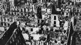 26. April 1937: Beginn des modernen Luftkrieges – die deutsche "Legion Condor" zerstört Guernica  Nur noch Ruinen sind übrig: Heute vor 85 Jahren hat die "Legion Condor" der deutschen Luftwaffe im spanischen Bürgerkrieg die Stadt Guernica in Schutt und Asche gelegt.  Es ist ein friedlicher Montagnachmittag als gegen 16.30 Uhr Luftalarm in der baskischen Kleinstadt im Norden Spaniens ausgelöst wird. Mehr als 40 Kampfflugzeuge sind im Anflug. "Und dann begann schon die Bombardierung", erinnert sich der Überlebende Luis Iriondo. "Ich hörte die Geräusche der Flugzeuge, spürte die heißen Windstöße der Explosionen." Tiefflieger schießen mit Maschinengewehren auf die Fliehenden. "In einer Höhe von etwa 30 Meter flogen die beiden Maschinen hin und her wie fliegende Schäferhunde, die eine Menschenherde zum Schlachten zusammentreiben", berichtet der Augenzeuge Juan Guezureya.  Mehr als drei Stunden lang fliegt die von den Nationalsozialisten neu aufgebaute Luftstreitkraft unterstützt von italienischen Verbänden mehrere Angriffswellen. Erst gegen 19.45 Uhr verschwindet das letzte Flugzeug. Zurück bleibt ein nahezu völlig zerstörter Ort. Wie viele Menschen bei dem Bombardement ums Leben kamen, weiß niemand genau. Die baskischen Behörden gaben damals etwa 1700 Opfer an. Doch Historiker gehen mittlerweile von einer Größenordnung zwischen 150 und 300 Toten aus.  "Guernica, Stadt von 5.000 Einwohnern, buchstäblich dem Erdboden gleichgemacht", schwärmt der Stabschef der "Legion Condor", Wolfram von Richthofen, in seinem Tagebuch. "Bombenlöcher auf Straßen noch zu sehen. Einfach toll." Primär wollten die Nazis mit ihrem Eingreifen in den Bürgerkrieg den Militärputsch von General Francisco Franco gegen die spanische Republik unterstützen, zugleich nutzen sie es aber als Gelegenheit, die neue Waffentechnik der Luftwaffe zu erproben.  Guernica gilt als das erste zivile Flächenziel, das durch einen Luftangriff völlig zerstört wurde und als Sinnbild des modernen Luftkrieges, dessen anonyme Gewalt keine Rücksicht auf das Leben von Zivilsten nimmt. Der Maler Pablo Picasso verarbeitete den Schrecken und den Tod den die deutschen und italienischen Flieger über den Ort brachten in einem seiner berühmtesten Werke: dem großformatigen Gemälde "Guernica".