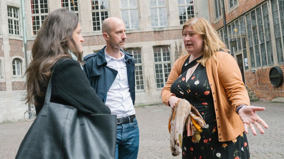 Marc Goergen, Auslandskoordinator der Stiftung stern, im Gespräch mit Tetyana Chernyavska ("Ein Herz für die Ukraine e.V., links) und Bremens Sozialsenatorin Anja Stahmann