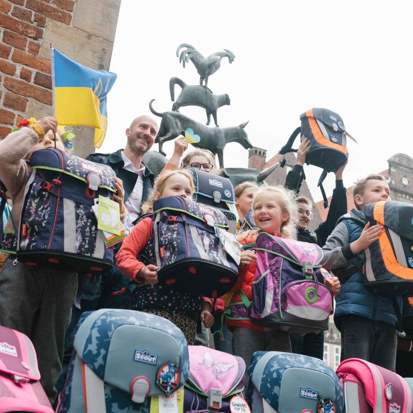 Ein kleines Stück Alltag: Auf dem Marktplatz von Bremen erhalten aus der Ukraine geflüchtete Jungen und Mädchen die mit Spendengeldern angeschafften Schulranzen der Stiftung stern und des Deutschen Kinderhilfswerks