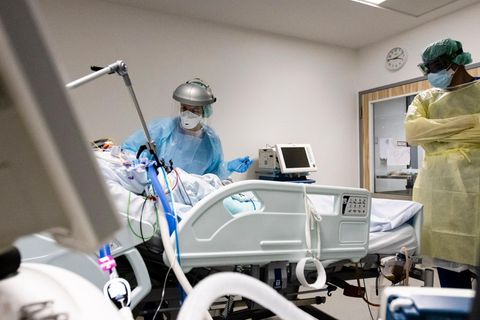 Krankenpfleger:innen behandeln Corona-Patient auf der Intensivstation