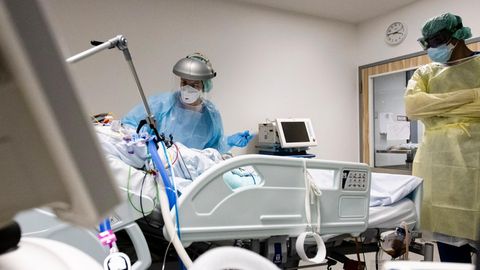 Krankenpfleger:innen behandeln Corona-Patient auf der Intensivstation