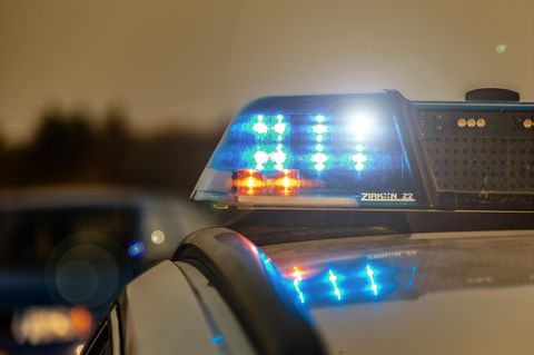 Blaulicht auf dem Dach eines Polizeiwagens