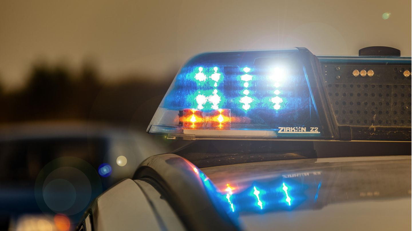 Blaulicht auf dem Dach eines Polizeiwagens