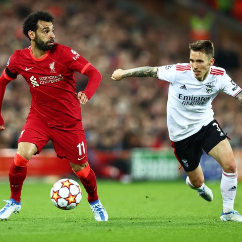 Liverpools Mohamed Salah (l.) im Einsatz in der Champions League gegen Benfica Lissabon
