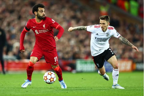 Liverpools Mohamed Salah (l.) im Einsatz in der Champions League gegen Benfica Lissabon