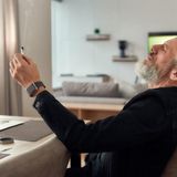 Nikotin und Ruß  Nikotin und Ruß widersetzten sich hartnäckig jedem Reinigungsversuch. Wer viel in den eigenen vier Wänden raucht, bekommt die feinen Teilchen aus Polster, Teppichen und selbst der Tapete nicht mehr heraus. Auch Luftreiniger mit Ozon sind keine Lösung. Zwar zersetzt das hochreaktive Ozon die Zigarettenrückstände selbst in Geweben, doch die dabei entstehenden neuen Stoffe sind schädlicher als das Nikotin selbst.  Wer sich als Raucher den Frühjahrsputz erleichtern will, muss entweder konsequent am offenen Fenster rauchen oder auf Ersatzprodukte umsteigen. Mittlerweile bietet der Markt verschiedenen Systeme. Wer den süßlichen Duft von E-Zigaretten nicht mag, kann sich an sogenannten Tabakerhitzern wie zum Beispiel Iqos versuchen. Die verbrennen den Tabak nicht, sondern erhitzen ihn. Folge: Schmeckt wie ein Zigarette, jedoch ohne Verbrennungsrückstände in der Luft. Und weniger gesundheitsschädlich ist es obendrein.