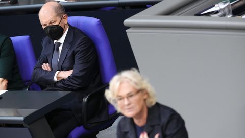 Bundeskanzler Olaf Scholz und Bundesverteidigungsministerin Christine Lambrecht