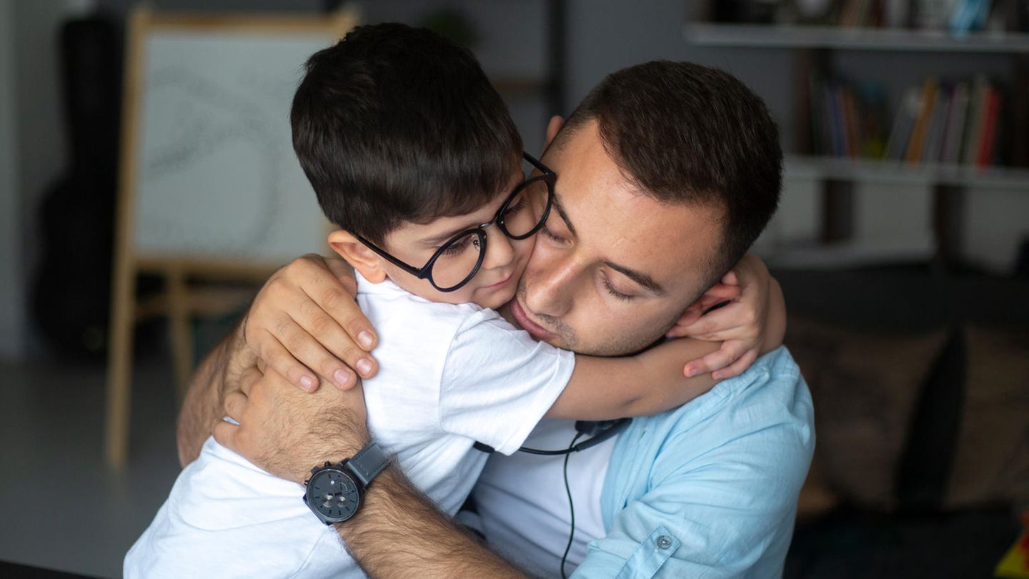Erziehung kann anstrengend sein: Ein Vater mit seinem Sohn