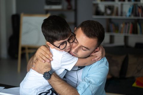 Erziehung kann anstrengend sein: Ein Vater mit seinem Sohn