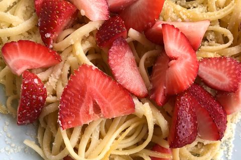 Erdbeeren: Herzhaftes Rezept mit Lachs und Nudeln