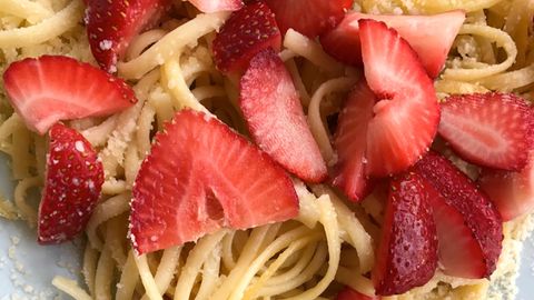 Erdbeeren: Herzhaftes Rezept mit Lachs und Nudeln