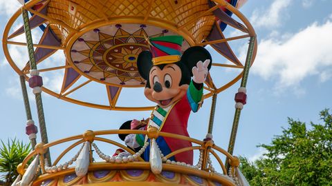 Micky Maus winkt den Besuchern in der Walt Disney World in Florida zu.