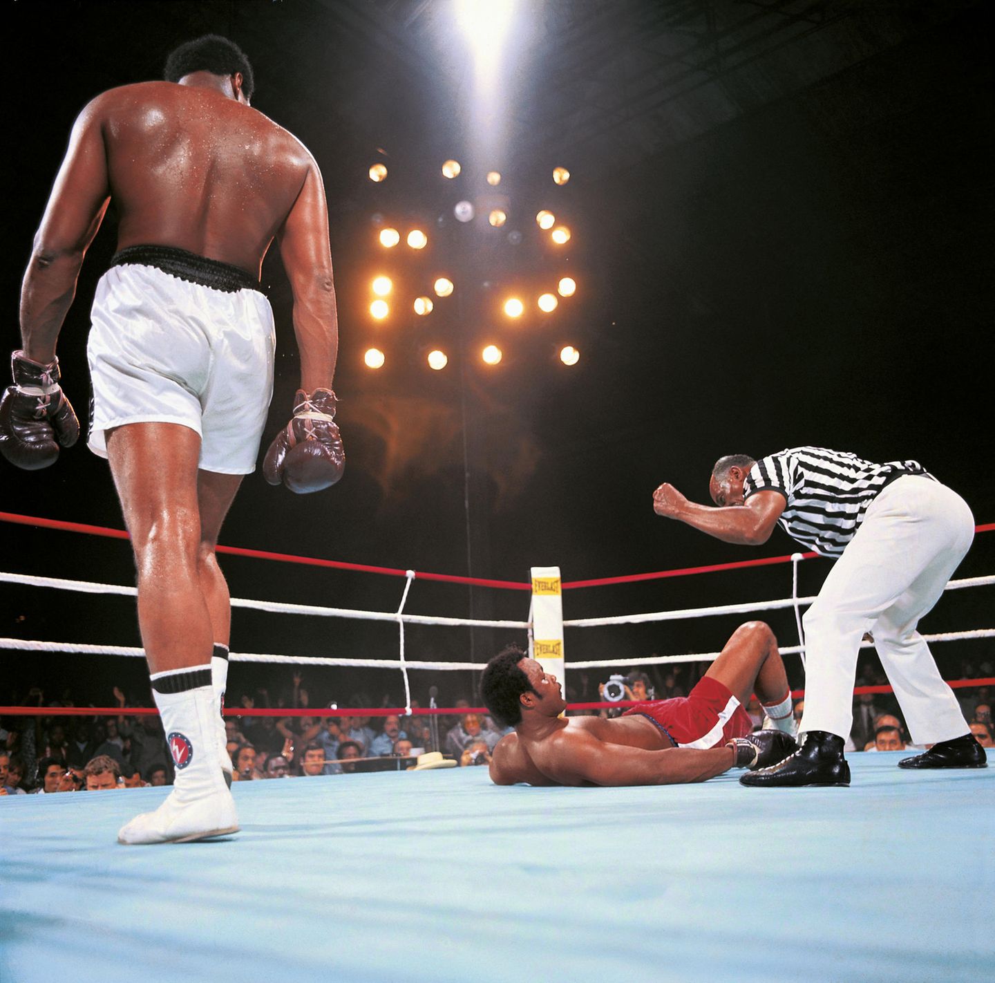 Muhammed Ali im Ring, Ali Foreman auf dem Boden der Ringrichter zählt aus Muhammad Ali gewinnt den Boxkampf Muhammed Ali im Ring, Ali Foreman auf dem Boden der Ringrichter zählt aus Muhammad Ali gewinnt den Boxkampf