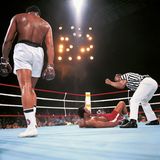 Muhammed Ali im Ring, Ali Foreman auf dem Boden der Ringrichter zählt aus Muhammad Ali gewinnt den Boxkampf