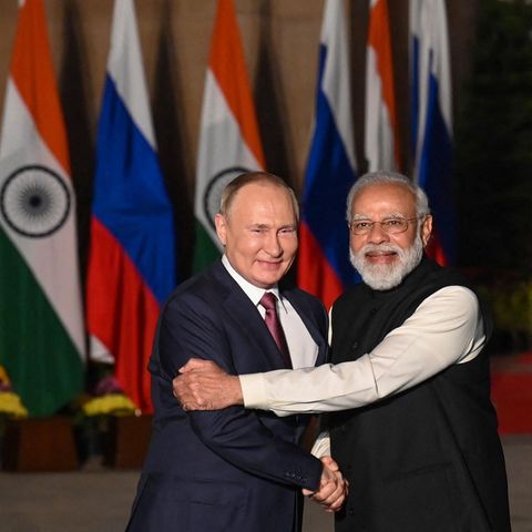 Indiens Premierminister Narendra Modi (r) grüßt Russlands Präsidenten Wladimir Putin im Dezember 2021 in Neu Delhi