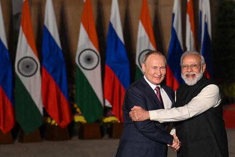 Indiens Premierminister Narendra Modi (r) grüßt Russlands Präsidenten Wladimir Putin im Dezember 2021 in Neu Delhi