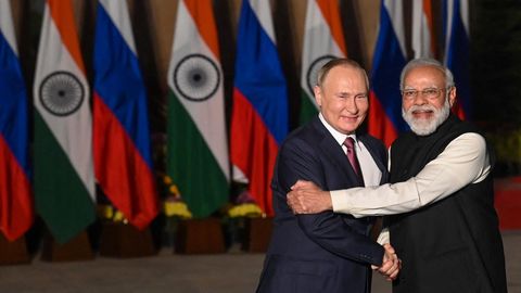 Indiens Premierminister Narendra Modi (r) grüßt Russlands Präsidenten Wladimir Putin im Dezember 2021 in Neu Delhi