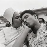 Muhammed Ali mit seiner damaligen Frau Belinda als ein Boxkampf verschoben wurde