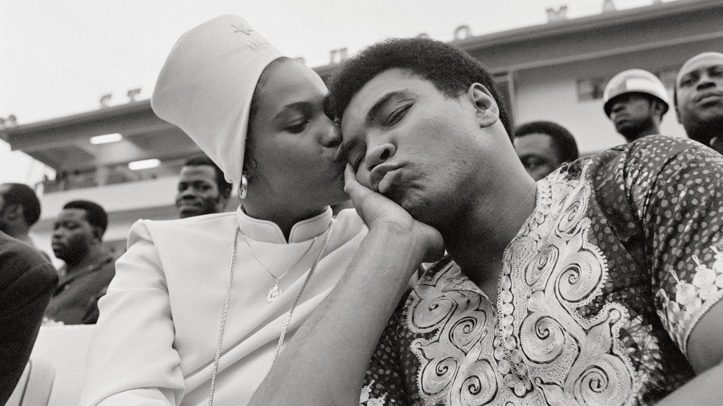 Muhammed Ali mit seiner damaligen Frau Belinda als ein Boxkampf verschoben wurde