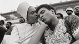 Muhammed Ali mit seiner damaligen Frau Belinda als ein Boxkampf verschoben wurde
