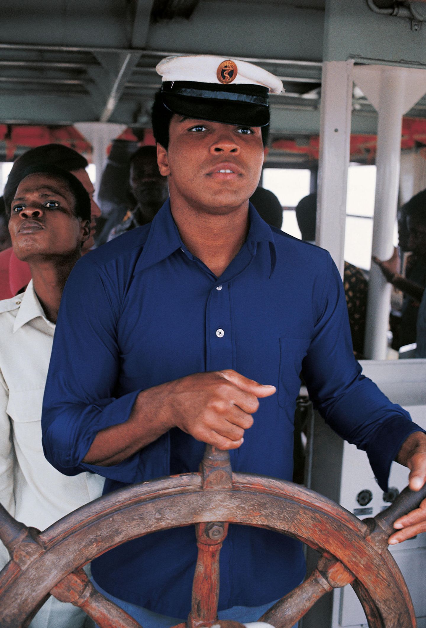 Muhammad Ali beim Schaufelraddampfer steuern im Kongo Muhammad Ali beim Schaufelraddampfer steuern im Kongo