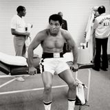 Muhammad Ali in der Umkleidekabine vor einem Boxkampf
