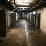 Ein Zellengang des Stasigefängnisses Berlin-Hohenschönhausen. Die heutige Gedenkstätte in der ehemaligen Untersuchungshaftanstalt der Stasi informiert Besucher in Ausstellungen und Veranstaltungen über die politische Verfolgung in der DDR.