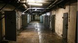 Ein Zellengang des Stasigefängnisses Berlin-Hohenschönhausen. Die heutige Gedenkstätte in der ehemaligen Untersuchungshaftanstalt der Stasi informiert Besucher in Ausstellungen und Veranstaltungen über die politische Verfolgung in der DDR.