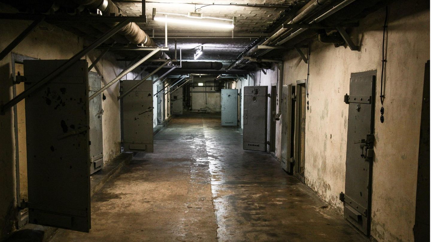 Ein Zellengang des Stasigefängnisses Berlin-Hohenschönhausen. Die heutige Gedenkstätte in der ehemaligen Untersuchungshaftanstalt der Stasi informiert Besucher in Ausstellungen und Veranstaltungen über die politische Verfolgung in der DDR.