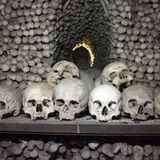 Knochen und Schädel häufen sich im "Beinhaus Sedlec"