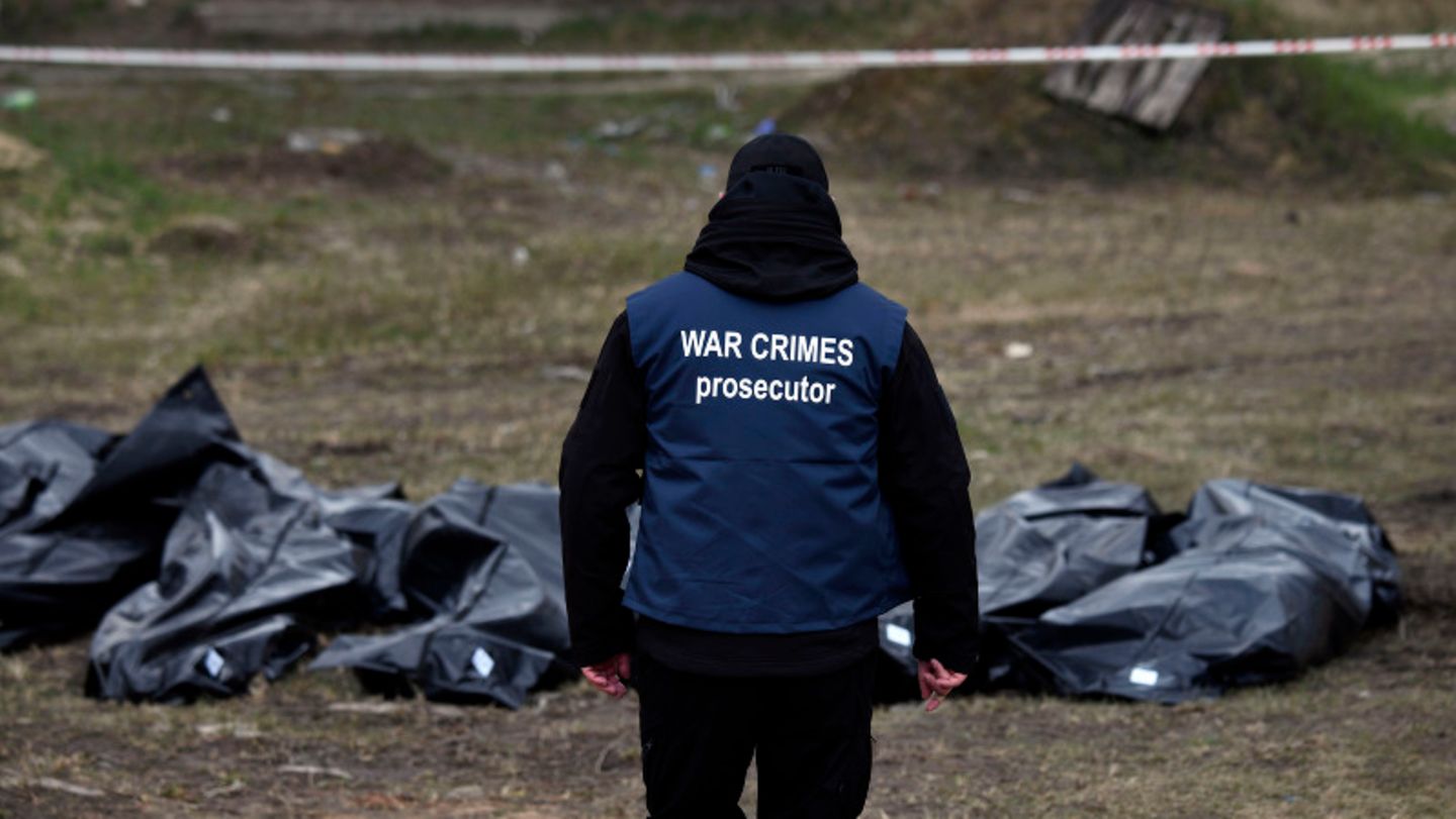 Ukraine, Butscha: Ein Ermittler trägt eine Weste mit der Aufschrift "War Crimes Prosecutor"