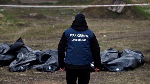 Ukraine, Butscha: Ein Ermittler trägt eine Weste mit der Aufschrift "War Crimes Prosecutor"
