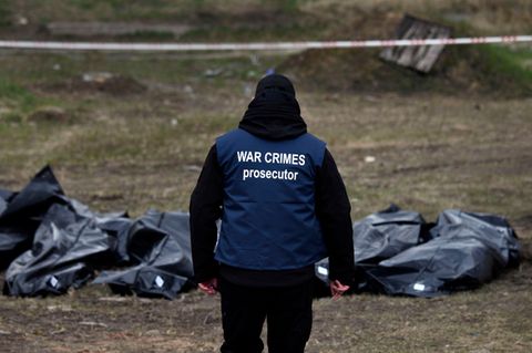 Ukraine, Butscha: Ein Ermittler trägt eine Weste mit der Aufschrift "War Crimes Prosecutor"