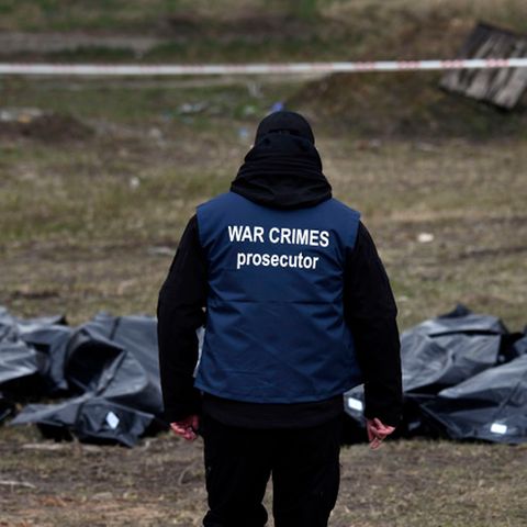 Ukraine, Butscha: Ein Ermittler trägt eine Weste mit der Aufschrift "War Crimes Prosecutor"