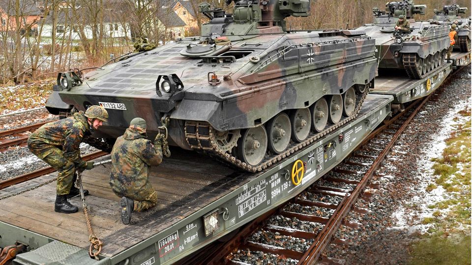 Soldaten des Panzergrenadierbataillons 371 aus dem sächsische Marienberg verladen Schützenpanzer "Marder" (Archivbild) 