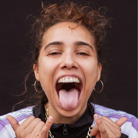 Pride Month: Wikiriot Rapperin Influencerin auf Instagram über ihr Coming-out. Interview zum Pride Month.