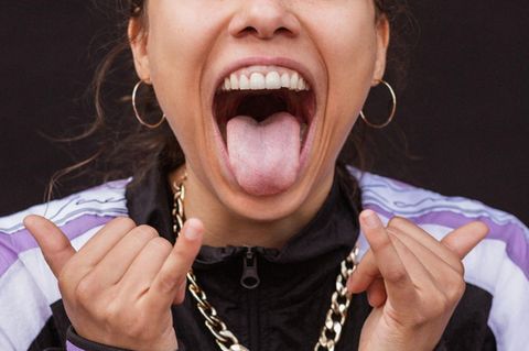 Pride Month: Wikiriot Rapperin Influencerin auf Instagram über ihr Coming-out. Interview zum Pride Month.